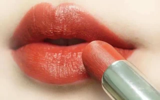 ​为何中年女性应该重新考虑她们的唇色选择！